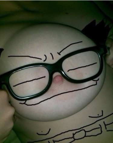 374x470, 31 Kb / сиська, сосок, очки, бодиарт