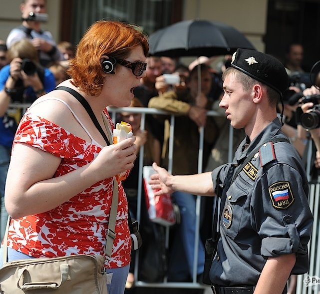 641x589, 99 Kb / омон, рыжая, мент, тётка, крик, очки, страх