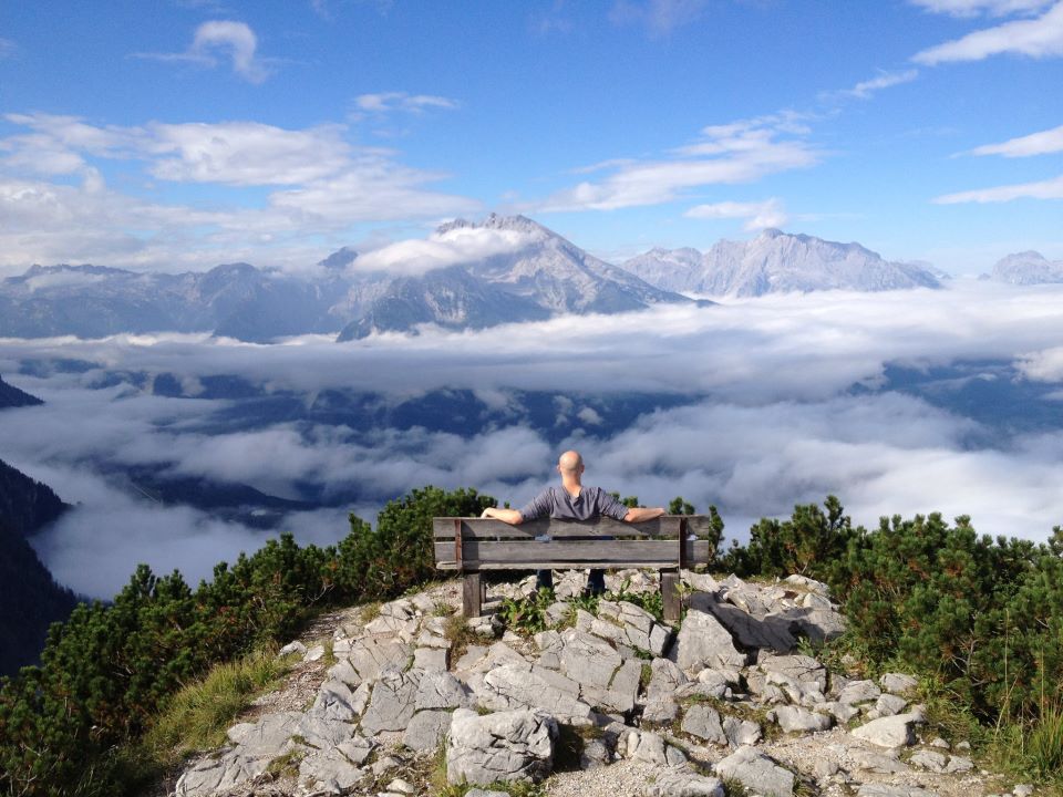 960x720, 115 Kb / горы, скамейка, медитация, облака