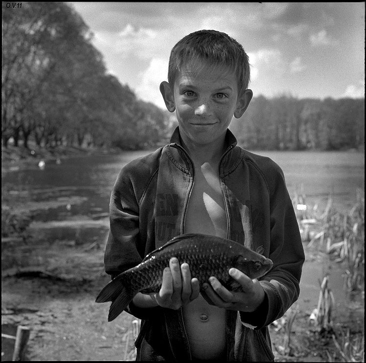 748x742, 225 Kb / карась, мальчик, озеро, рыба