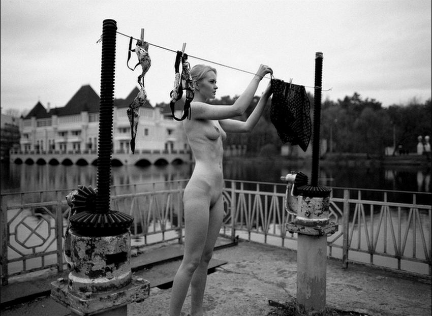 850x622, 298 Kb / блондинка, белье, озеро, ч/б