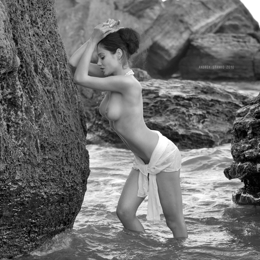 850x850, 396 Kb / топлесс, ч/б, жемчуг, накидка, море,скалы,брюнетка,желание