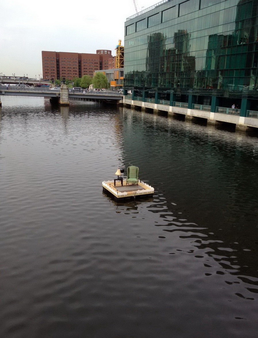 897x1174, 291 Kb / река, плот, кресло, торшер, лампа