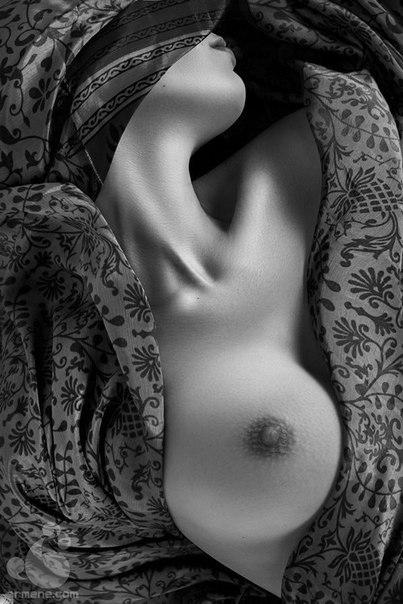 403x604, 61 Kb / сиська, ч/б, сосок, постель