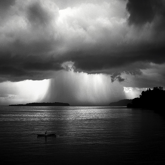 696x696, 245 Kb / река, лодка, циклон, море, тучи, дождь