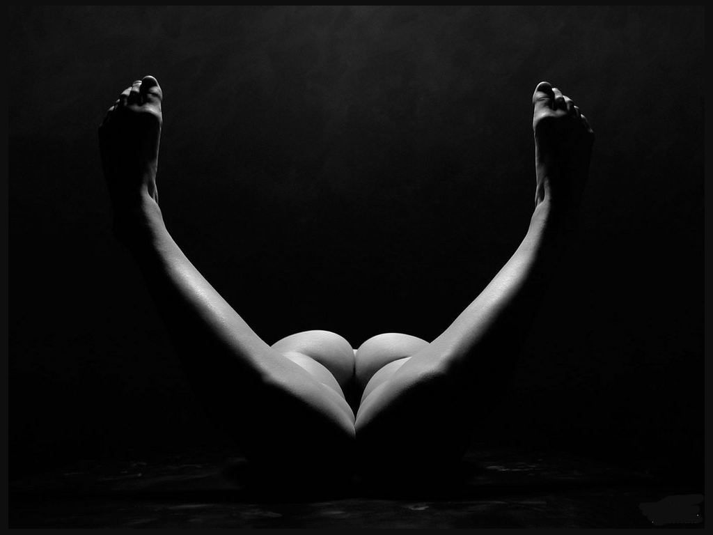 1024x768, 151 Kb / ч/б, ноги, попа, ракурс