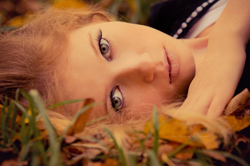 1024x681, 89 Kb / девушка, рыжая, листва, трава