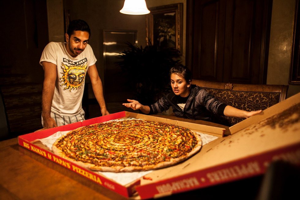 980x653, 166 Kb / пицца, баба, мужик, лампа, стол, коробка, еда