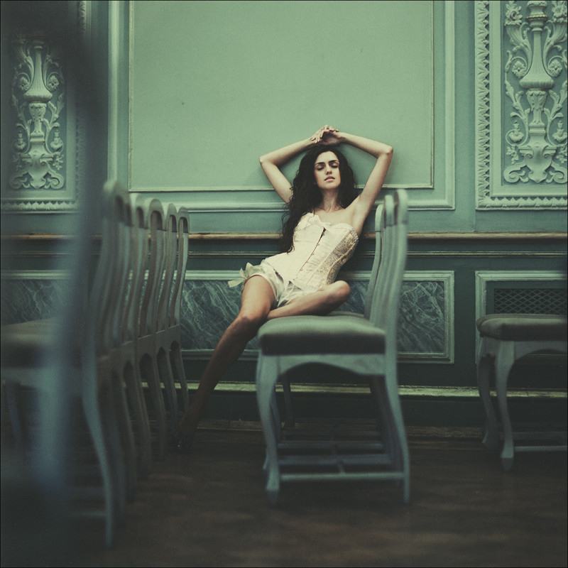 800x800, 153 Kb / девушка, брюнетка, корсет, стулья, стена, зеленый,