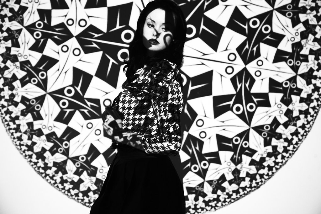 1024x682, 160 Kb / девушка, брюнетка, калейдоскоп, алиса, тени, ч/б