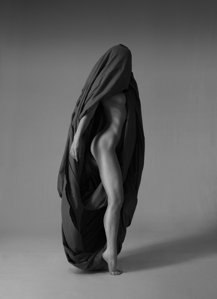700x962, 274 Kb / девушка, ч/б, поза, нога, мускулистая, вуаль, хиджаб, покрывало