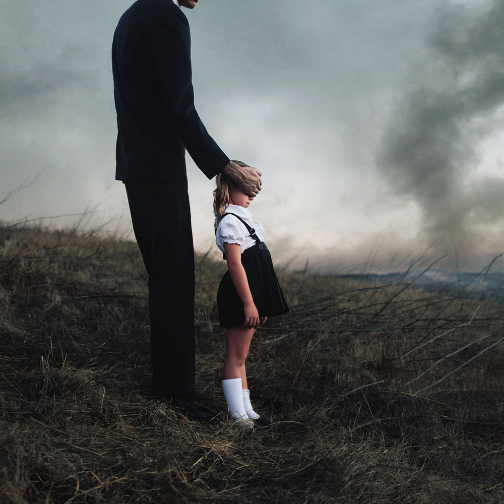 1000x1000, 223 Kb / Вечер, Девочка, пустырь, дым