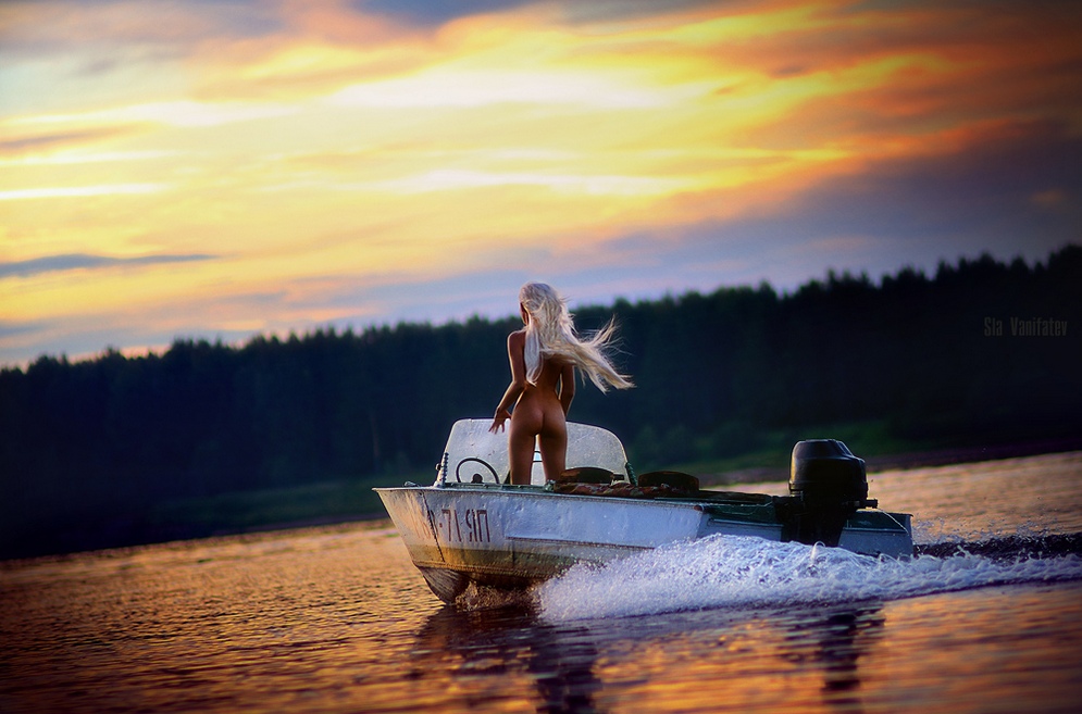 995x657, 209 Kb / блондинка, озеро, лодка, моторная, закат, лес