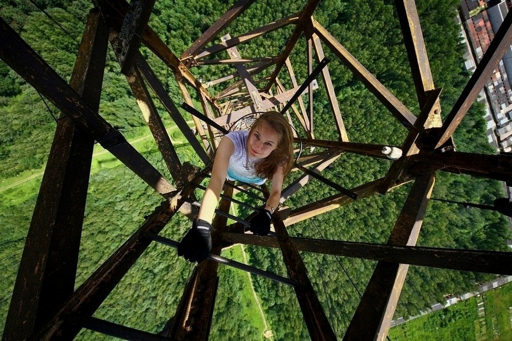 1001x667, 297 Kb / девушка, мачта, руфинг, сверху