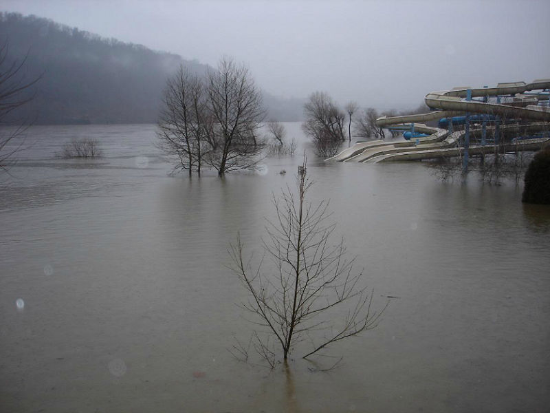 800x600, 53 Kb / аквапарк, наводнение