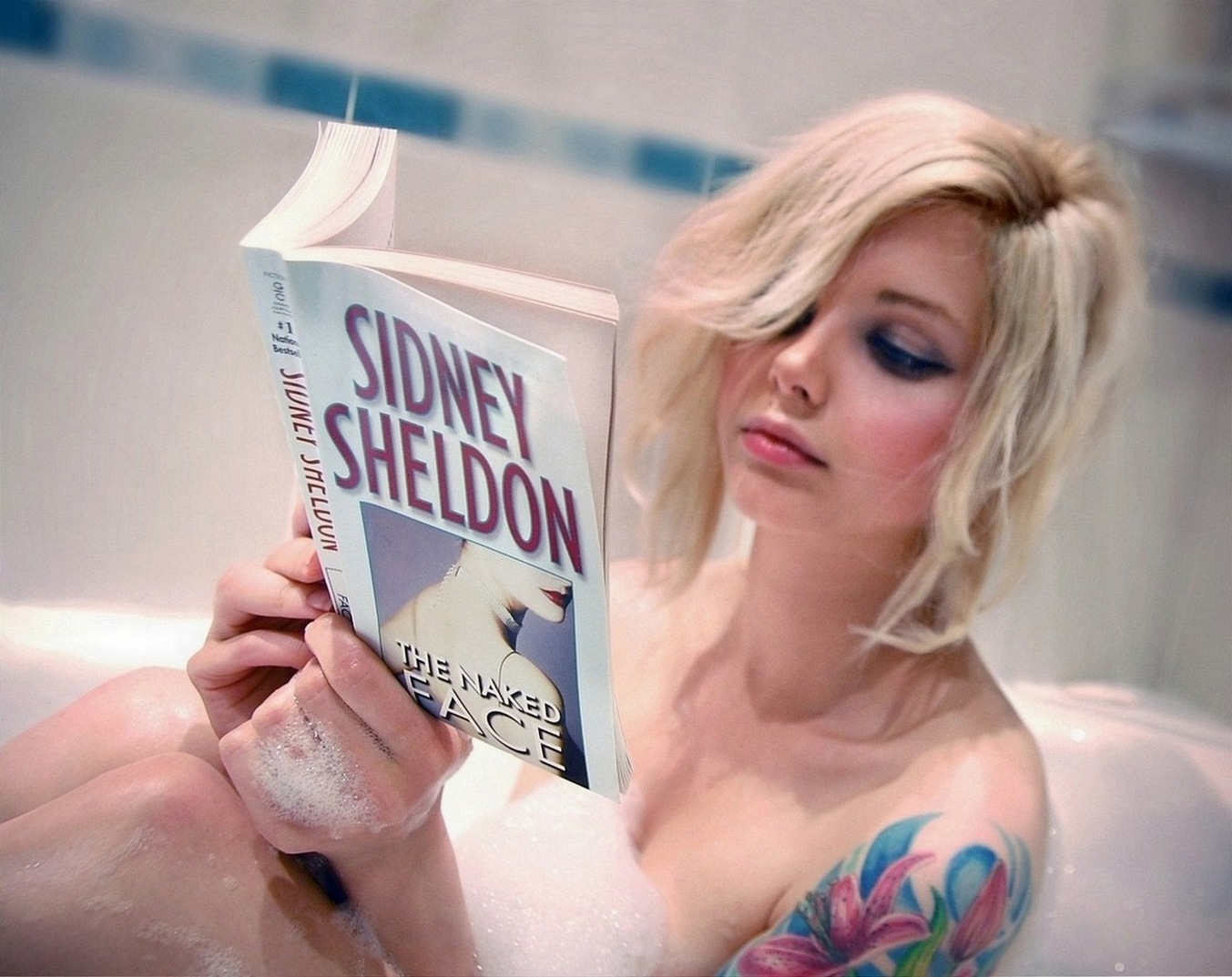 1353x1073, 299 Kb / блондинка, книга, сидни шелдон, тату, ванна, пена