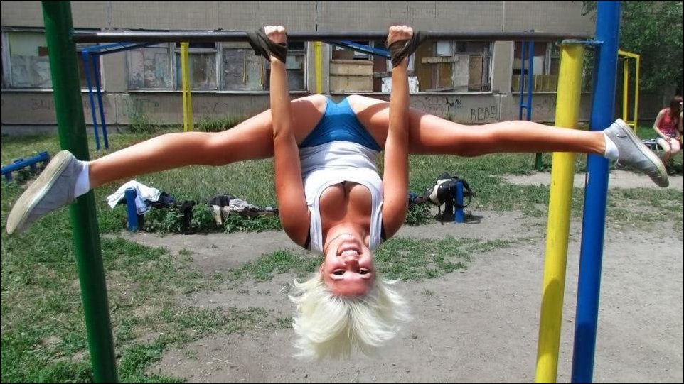 962x541, 125 Kb / странный турник, блондинка, задворки