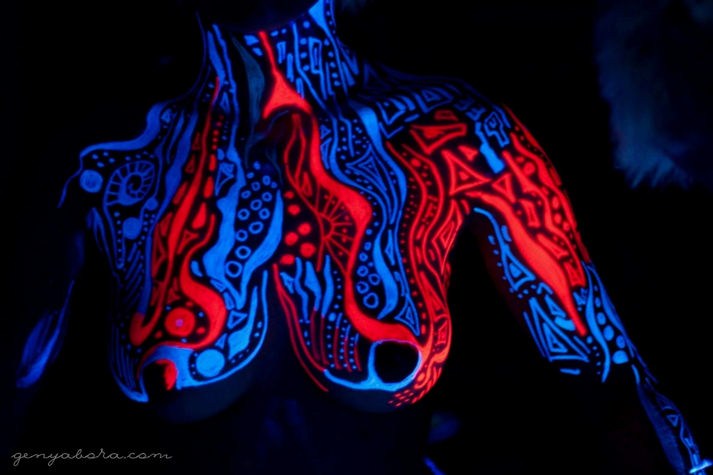 2377x1584, 297 Kb / грудь, рисунок, люминесцентная, краска