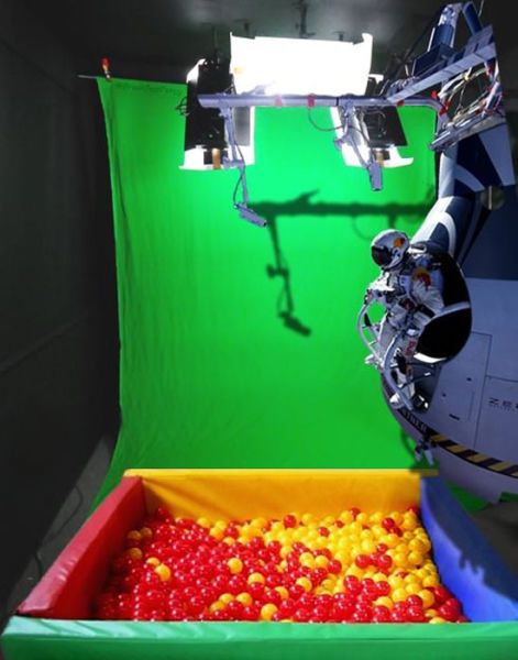 471x600, 40 Kb / фэйк, прыжок, бассейн, шарики, графика, Феликс, Баумгартнер