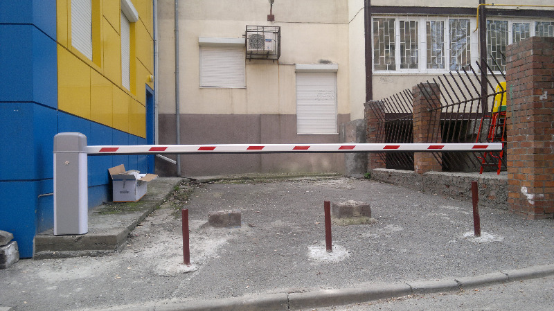 800x449, 161 Kb / парковка, шлагбаум, тротуар