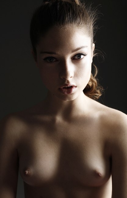 416x650, 27 Kb / сиськи, соски, губы, глаза, взгляд