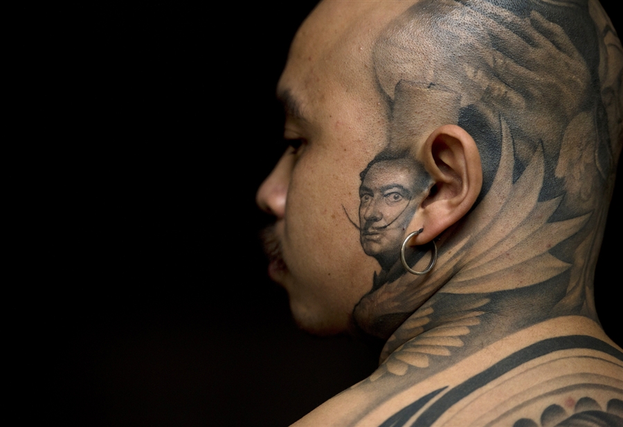 900x617, 270 Kb / серьга, ухо, тату, дали, лысый