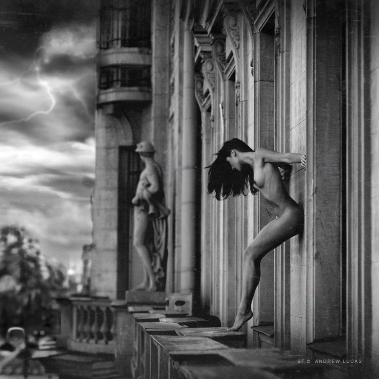 750x750, 231 Kb / стена, ч/б, скульптура