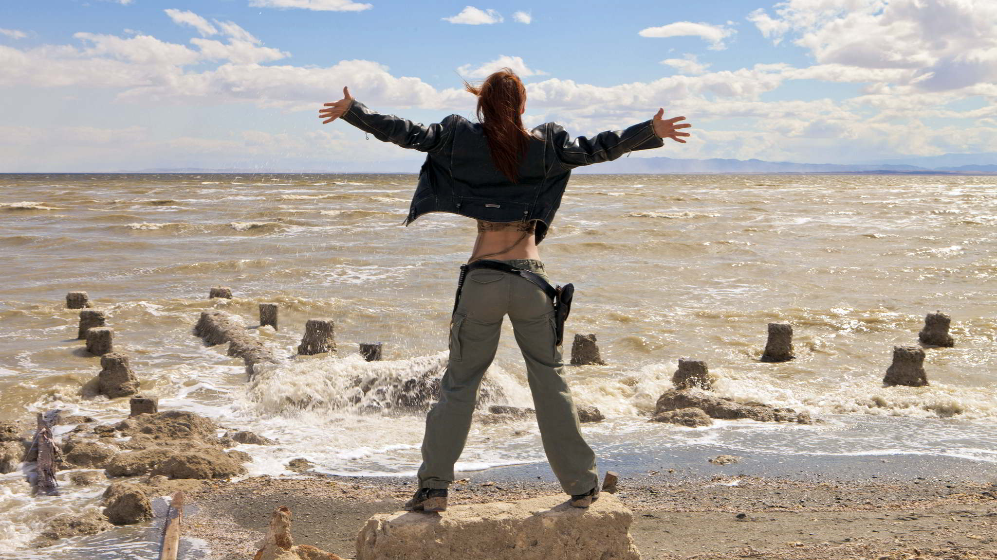 2048x1152, 291 Kb / Девушка, солнце, море, брызги, ветер