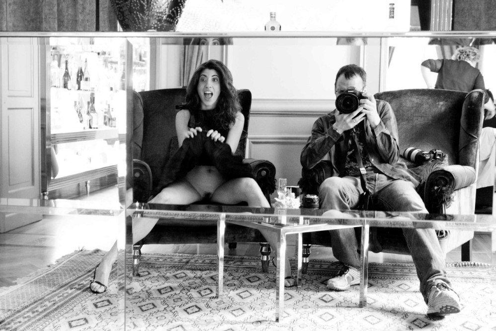 998x666, 151 Kb / фотограф, юбка, задрать, зеркало