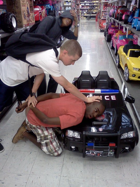 540x720, 95 Kb / арест, негр, машинка, игрушка, полиция