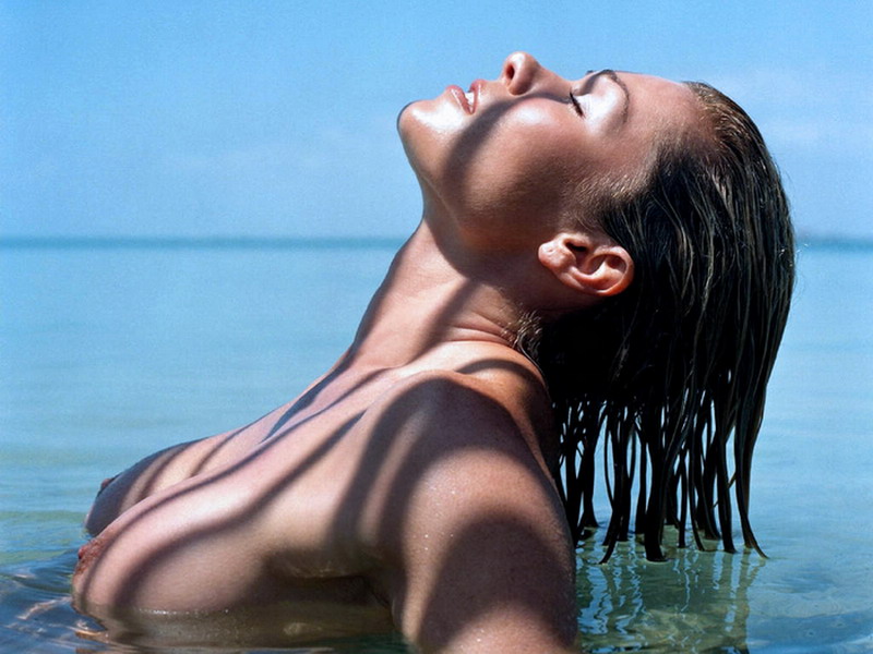 800x600, 135 Kb / вода, тень, Nell McAndrew