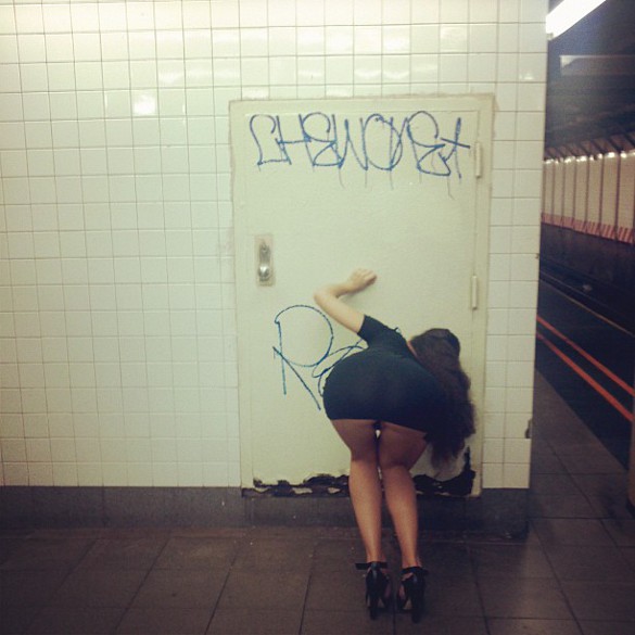 585x585, 60 Kb / дверь, метро, попа, ноги, плитка