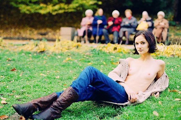 604x402, 84 Kb / девушка, сапоги, скамейка, бабушки