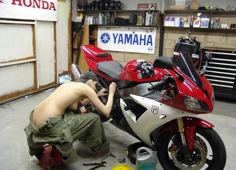 800x576, 131 Kb / мотоцикл, девушка, гараж, yamaha, honda