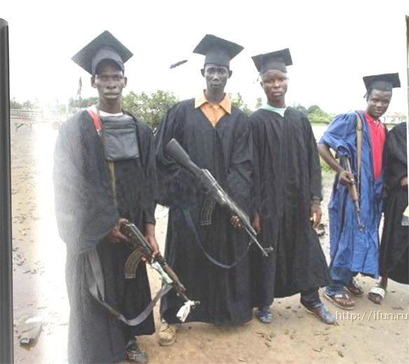 584x520, 53 Kb / негры, АКМ, Калашников, мантия, студенты, выпускники