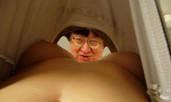 692x414, 42 Kb / сиськи, новодворская, футболка, очки