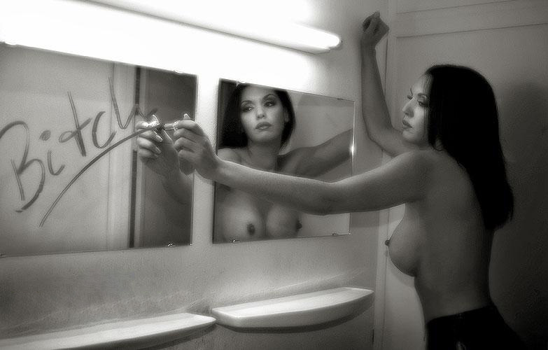 783x500, 57 Kb / сука, зеркало, ч/б, брюнетка