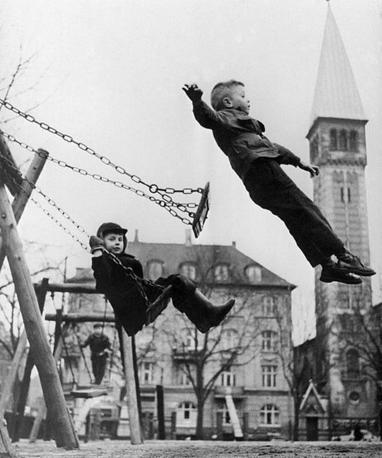 768x920, 123 Kb / качели, ч/б, двор, старое