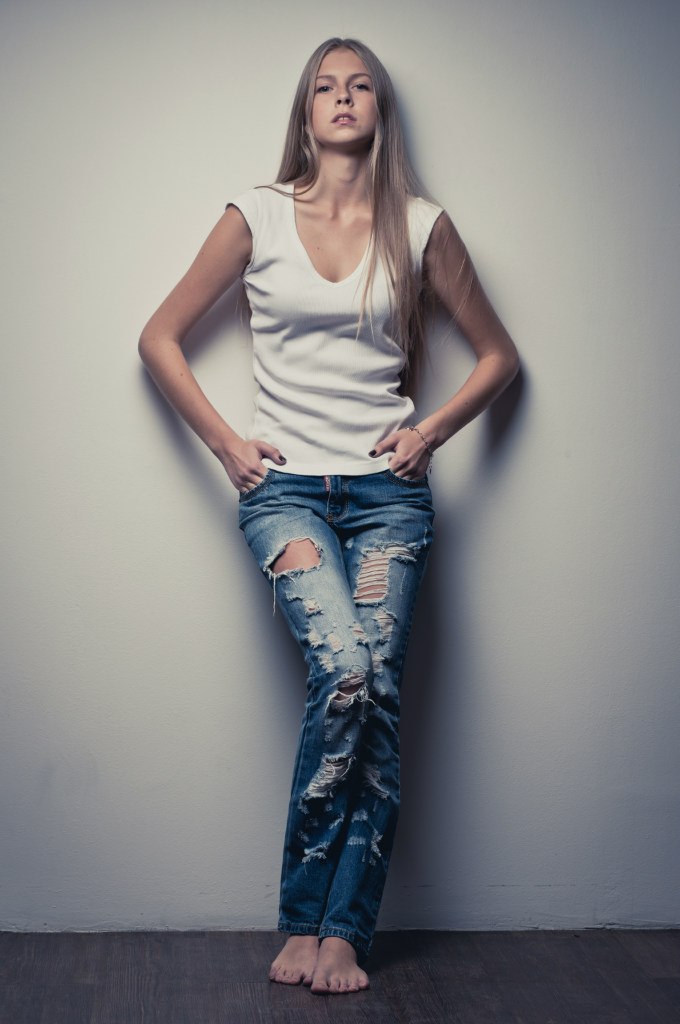 680x1024, 81 Kb / Анна Терентюк, девушка, блондинка, джинсы