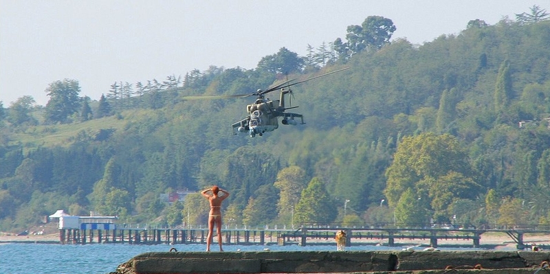 800x399, 259 Kb / ми-24, пляжем, пирс, море