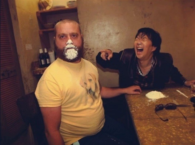 807x600, 71 Kb / парни, бородач, китаец, порошок, мука, стол, дорожка