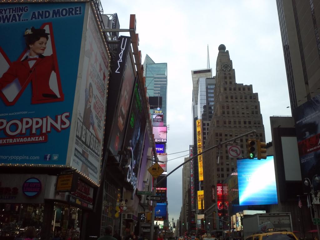 1024x768, 100 Kb / мегаполис, улица, часы