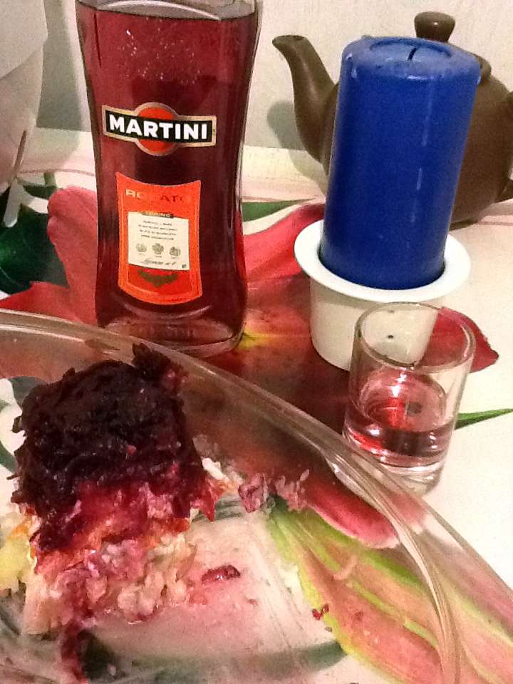 720x960, 86 Kb / салат, шуба, мартини, рюмка, стол