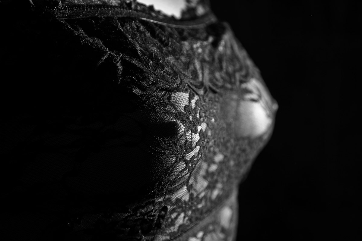 1200x800, 95 Kb / сиськи, соски, сосок, черный, ч/б, кружева