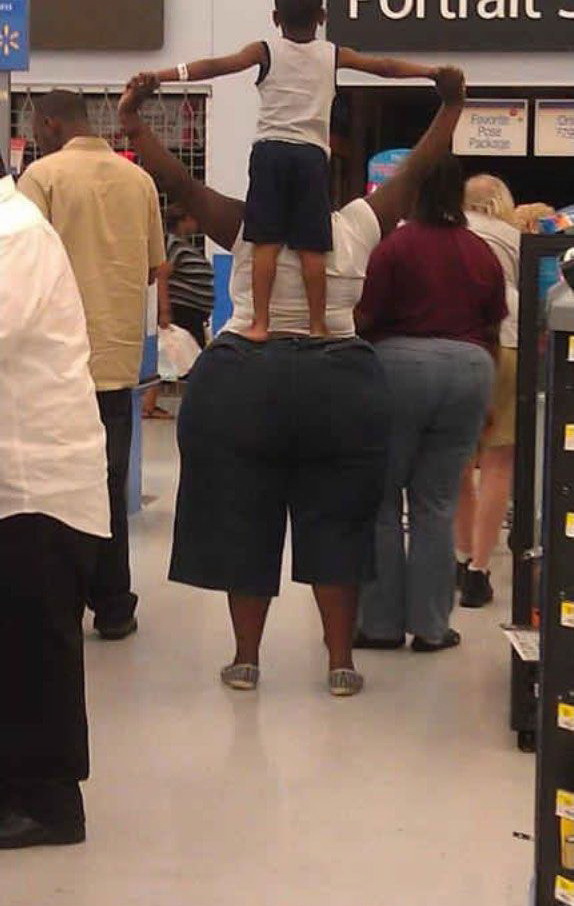 574x906, 119 Kb / жопа, негритянка, мальчик, табурет