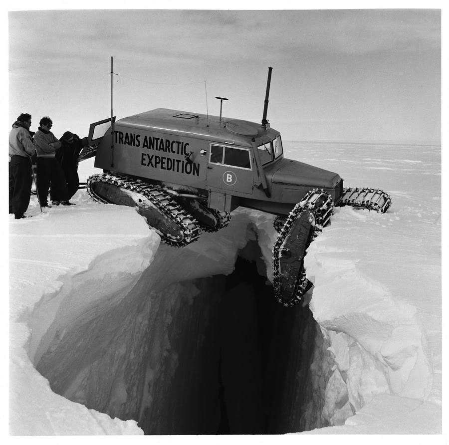 900x892, 108 Kb / британцы, антарктика, экспедиция, вездеход, провалились