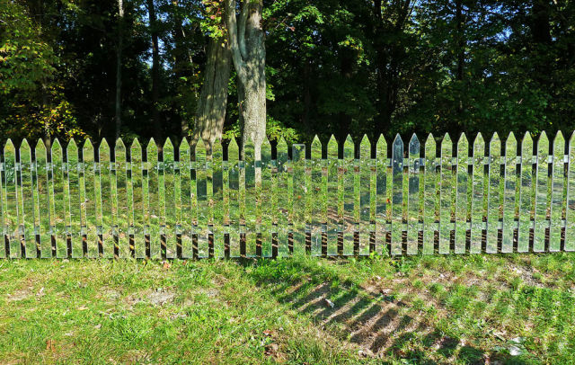 640x406, 124 Kb / забор, зеркало, зелень