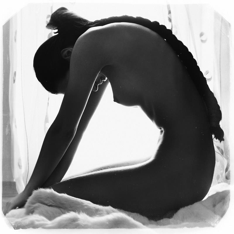 800x799, 46 Kb / ч/б, коса, мех, брюнетка, изгиб