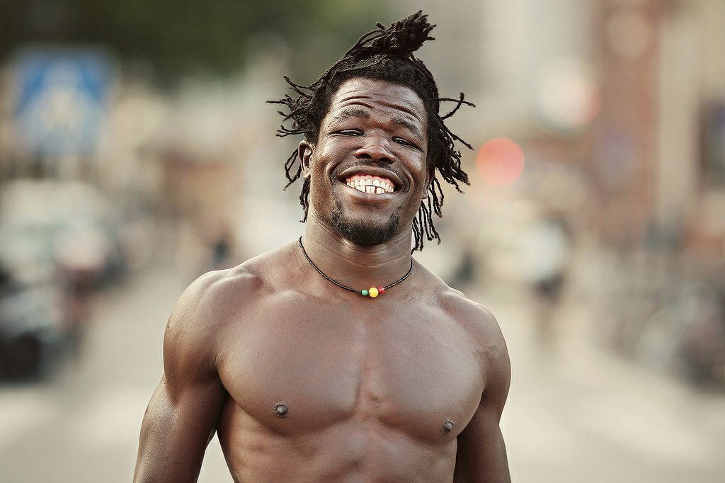 1024x682, 106 Kb / негр, бусы, зубы,