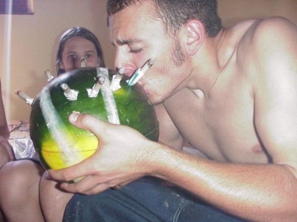 580x435, 46 Kb / арбуз, трава, косяк, курение